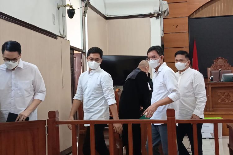 Empat terdakwa dalam klaster koordinator kasus pelindungan situs judi online dari pemblokiran oleh Kementerian Kominfo, yaitu Alwin Jabarti Kiemas, Adhi Kismanto, Zulkarnaen Apriliantony alias Tony, dan Muhrijan alias Agus.