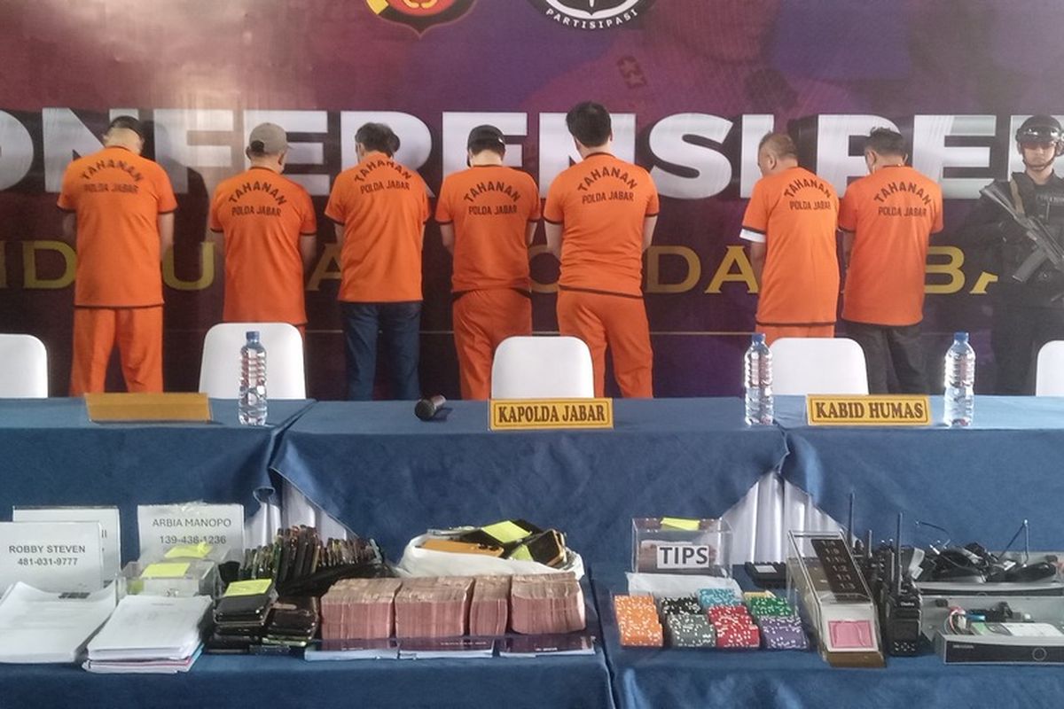 Polisi menetapkan 44 tersangka dalam penggerebekan lokasi judi tersembunyi di Jalan Ahmad Yani, Kota Bandung, Jawa Barat, Rabu, 18 Juni 2025.