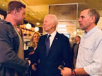 Alan Ritchson bersama Joe Biden and Hunter Biden