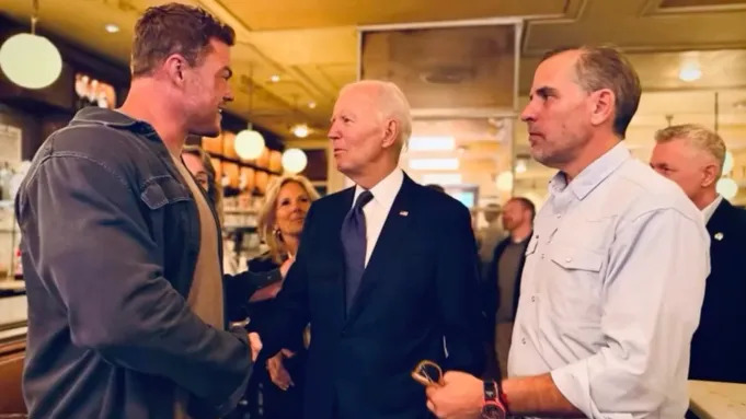 Alan Ritchson bertemu Joe Biden and Hunter Biden