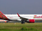 Pesawat Batik Air melakukan landing di Bandara Soetta