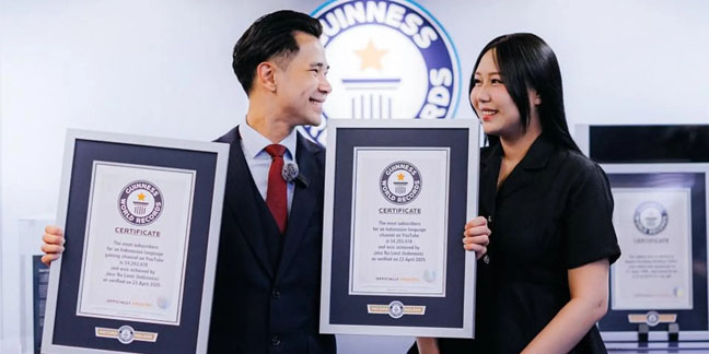 Jess No Limit menerima dua penghargaan Guinness World Records bersama istri Sisca Kohl