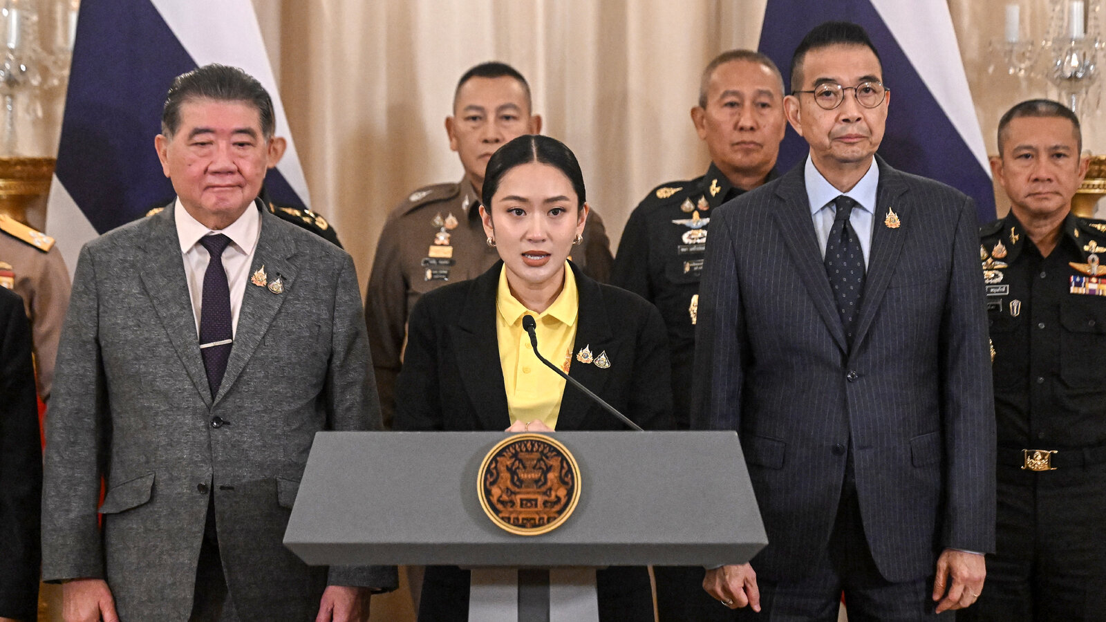 PM Thailand Paetongtarn Shinawatra menyampaikan pernyataan pers didampingi para pejabat tinggi dan militer di Bangkok