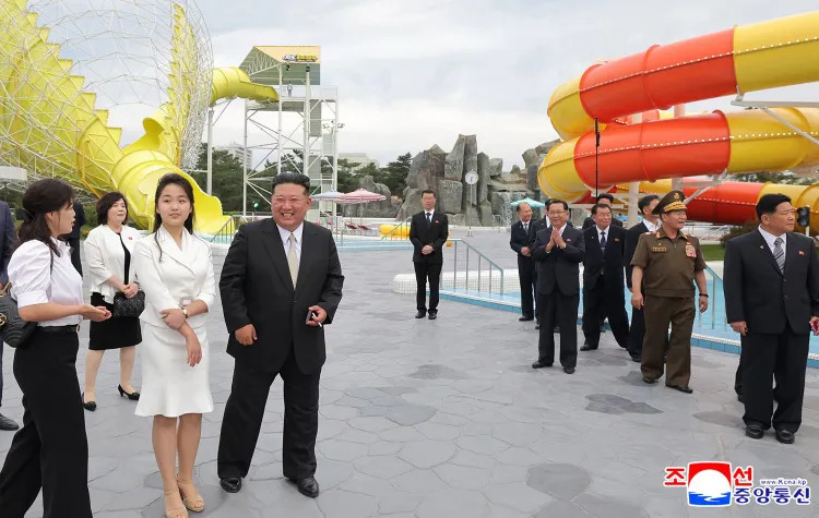 Kim Jong-Un dan putrinya meresmikan resor baru mewah Korea Utara