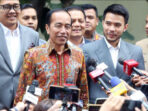 Mantan Presiden Joko Widodo didampingi kuasa hukumnya, Yakup Hasibuan, berbicara kepada wartawan usai melaporkan tuduhan ijazah palsu di Gedung Ditreskrimum Polda Metro Jaya, Jakarta, 30 April 2025. Nusasuara/Ucok Wicaksono