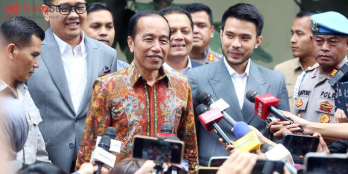 Mantan Presiden Joko Widodo didampingi kuasa hukumnya, Yakup Hasibuan, berbicara kepada wartawan usai melaporkan tuduhan ijazah palsu di Gedung Ditreskrimum Polda Metro Jaya, Jakarta, 30 April 2025. Nusasuara/Ucok Wicaksono