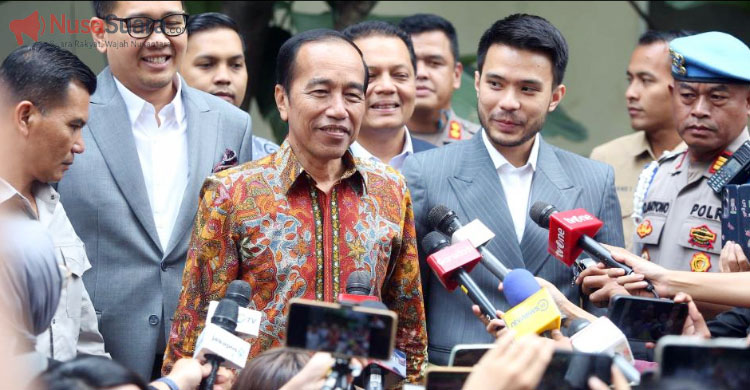 Mantan Presiden Joko Widodo didampingi kuasa hukumnya, Yakup Hasibuan, berbicara kepada wartawan usai melaporkan tuduhan ijazah palsu di Gedung Ditreskrimum Polda Metro Jaya, Jakarta, 30 April 2025. Nusasuara/Ucok Wicaksono