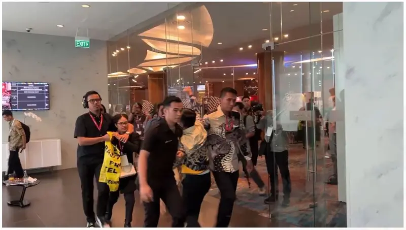 Usai berunjuk rasa dalam acara nikel internasional di Jakarta, Paulina kemudian dibawa oleh seorang petugas menuju ruang panitia.