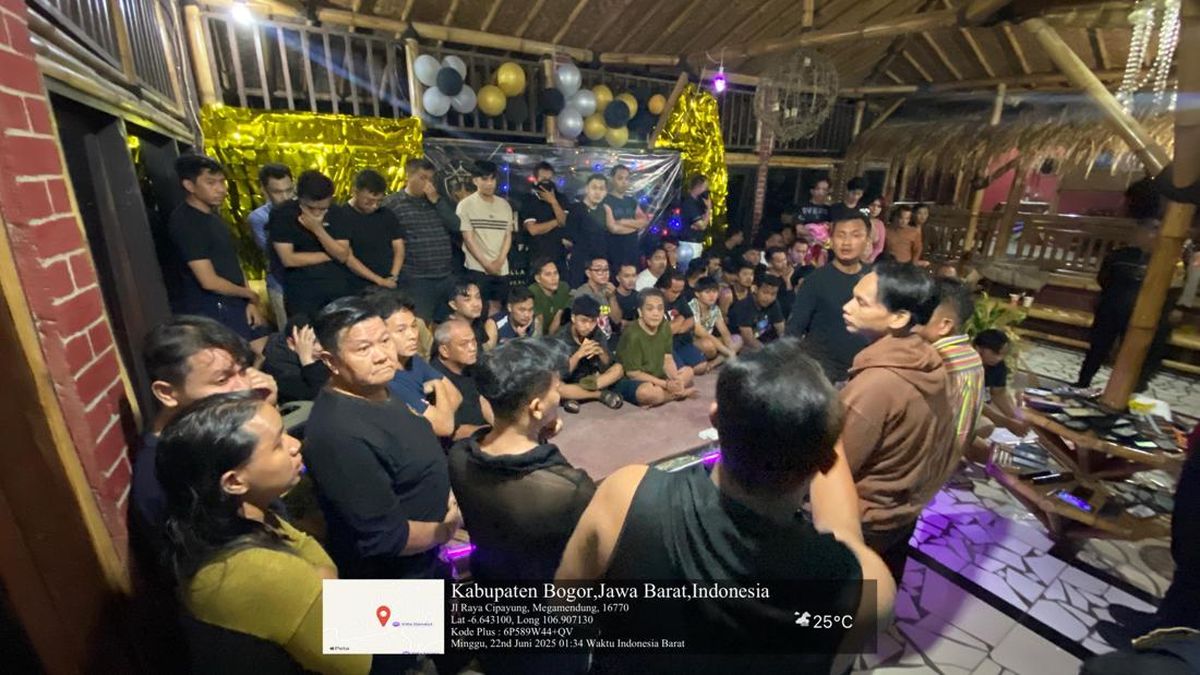 Peserta pesta LGBT di Bogor diamankan polisi di vila kawasan Megamendung, Kabupaten Bogor 22 Juni 2025.
