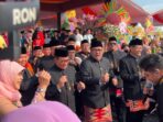 Gubernur DKI Jakarta memakai baju adat Betawi saat merayakan HUT Jakarta ke-498 di Monas.