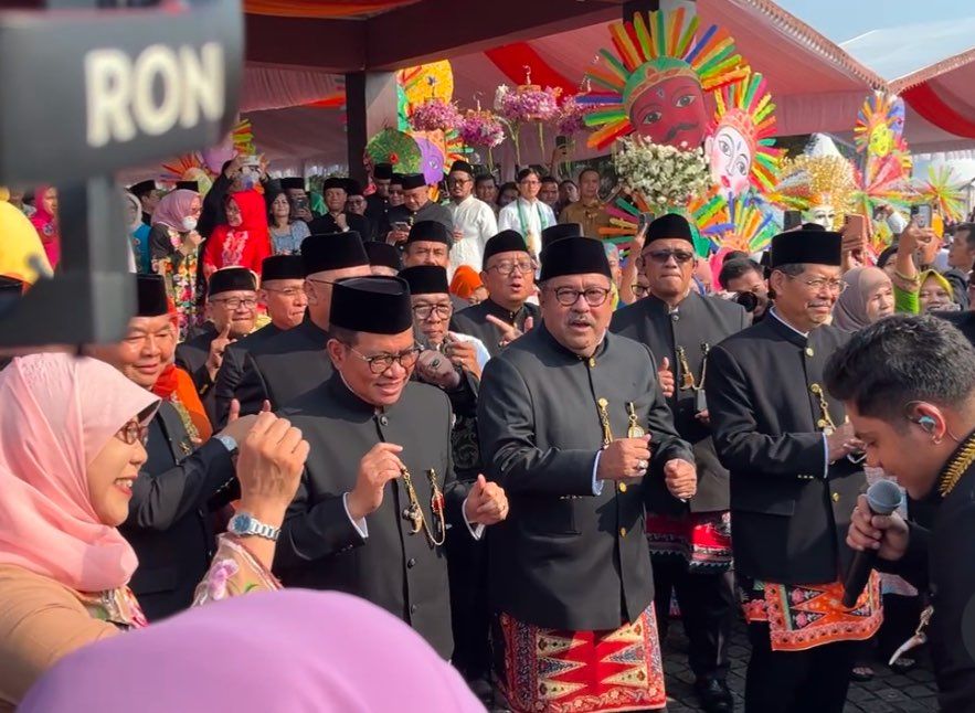 Gubernur DKI Jakarta memakai baju adat Betawi saat merayakan HUT Jakarta ke-498 di Monas.