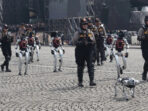 Pasukan Polri mengendalikan robot canggih dalam parade HUT Bhayangkara ke-79 di Monas.