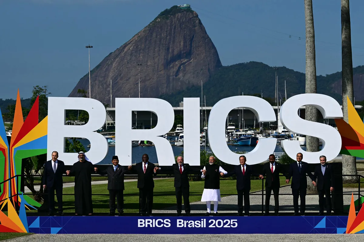 Prabowo dan para pemimpin dunia berfoto di KTT BRICS Brasil 2025 sebelum Trump Ancam BRICS.
