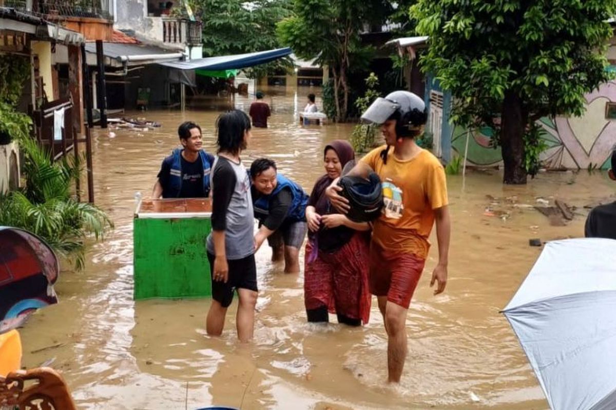 Warga Rawajati Harus Tabah Terhadap Banjir Setiap Tahun