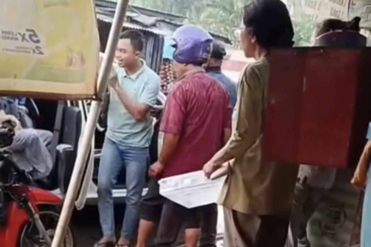 Viral! Opang Paksa Ibu dan Bayi Turun dari Taksi Online