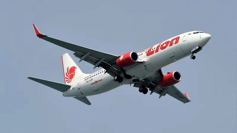 Pesawat Boeing 737-9 MAX milik Lion Air Lepas Landas