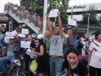 Demonstran anti kudeta thailand berkumpul di sekitar Monumen Kemenangan, Bangkok