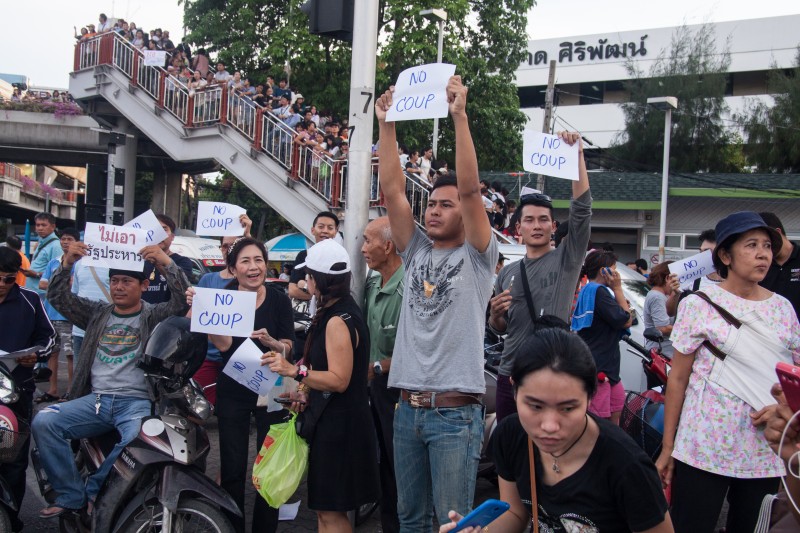 Demonstran anti kudeta thailand berkumpul di sekitar Monumen Kemenangan, Bangkok
