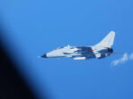 Jet tempur China JH-7 terbang terlalu dekat dengan pesawat intel Jepang YS-11EB