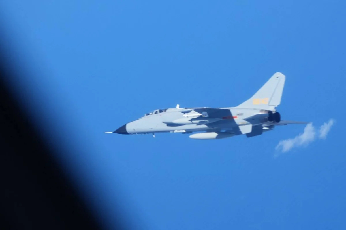 Insiden udara jet tempur China JH-7 terbang terlalu dekat dengan pesawat intel Jepang YS-11EB