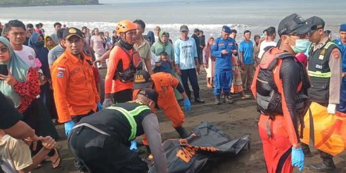 Basarnas Evakuasi Korban KMP Tunu Pratama Jaya di Selat Bali