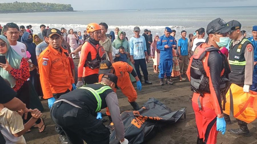 Basarnas Evakuasi Korban KMP Tunu Pratama Jaya di Selat Bali
