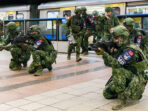 Sekelompok tentara Taiwan gelar latihan militer terbesar di Stasiun MRT