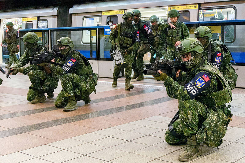Sekelompok tentara Taiwan gelar latihan militer terbesar di Stasiun MRT