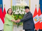 Presiden RI Prabowo Subianto menjabat tangan Presiden Peru Dina Boluarte di Istana Merdeka, Jakarta Pusat, Senin (11/8/2025).