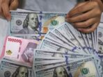 petugas-menjunjukkan-uang-pecahan-dolar-as-dan-rupiah-di-dolarindo-money-changer-jakarta-selasa-842025-1744086561018_169 Pasar